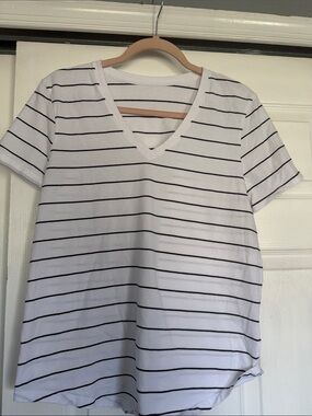 Lululemon Woman’s White V-Neck Short Sleeve Stripe Tee